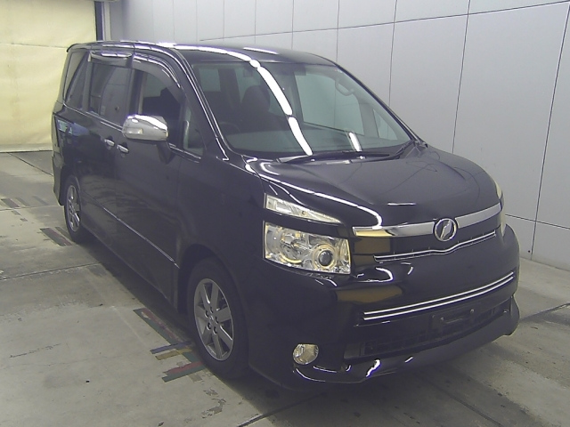 TOYOTA VOXY — фото