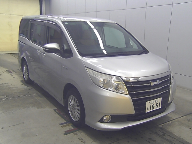 TOYOTA NOAH — фото