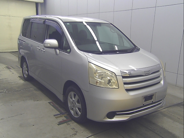 TOYOTA NOAH — фото