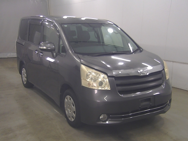 TOYOTA NOAH — фото
