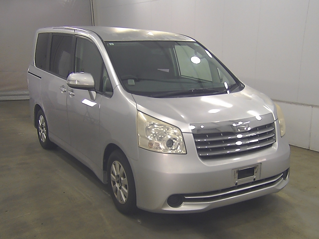 TOYOTA NOAH — фото