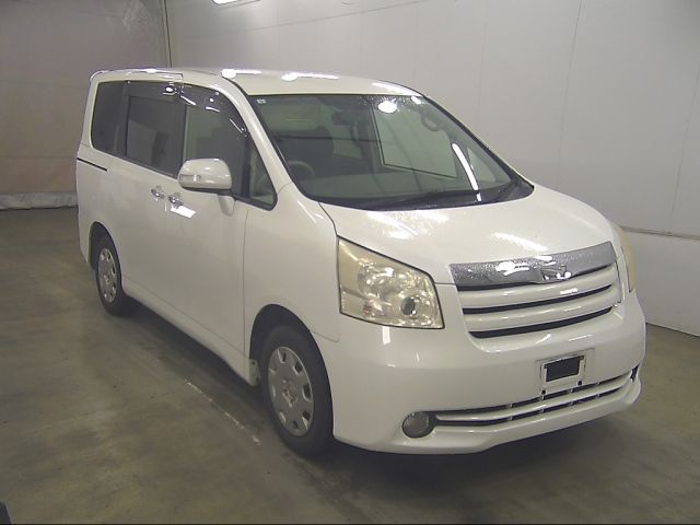 TOYOTA NOAH — фото