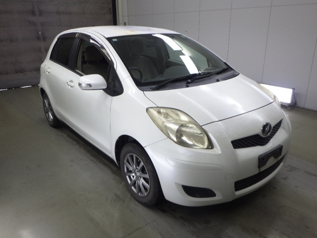 TOYOTA VITZ — фото