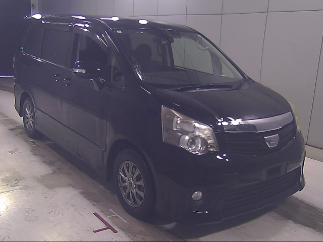 TOYOTA NOAH — фото