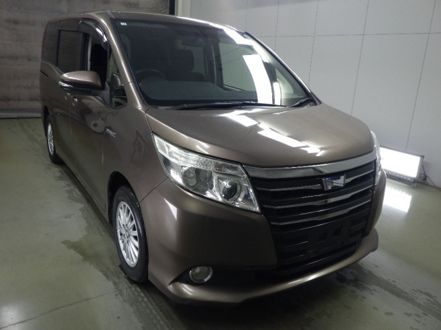 TOYOTA NOAH — фото
