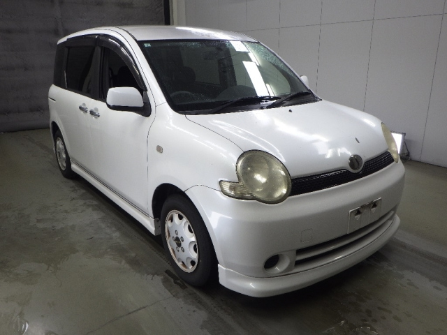 TOYOTA SIENTA — фото