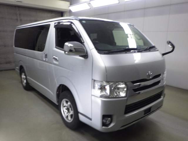 TOYOTA HIACE — фото