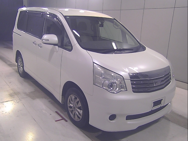 TOYOTA NOAH — фото