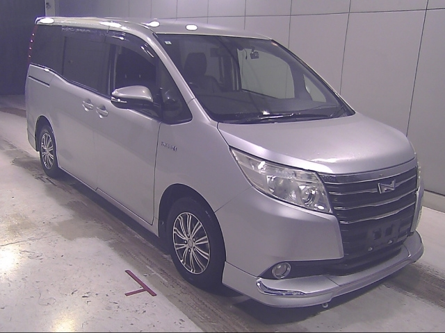 TOYOTA NOAH — фото