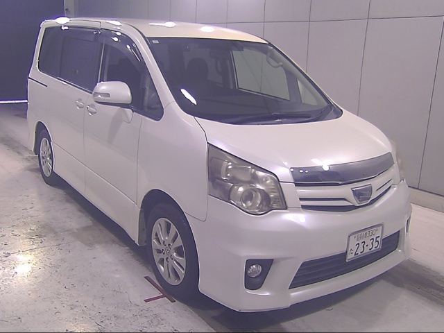 TOYOTA NOAH — фото