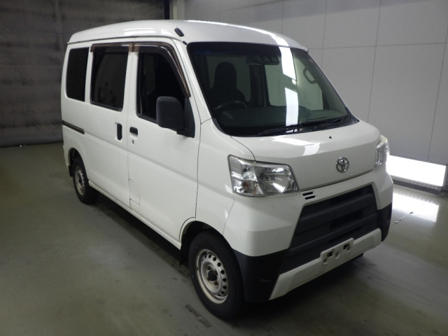 TOYOTA PIXIS — фото