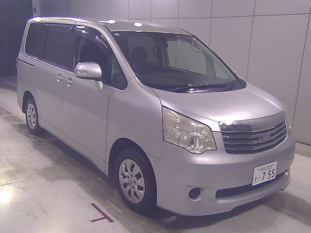 TOYOTA NOAH — фото