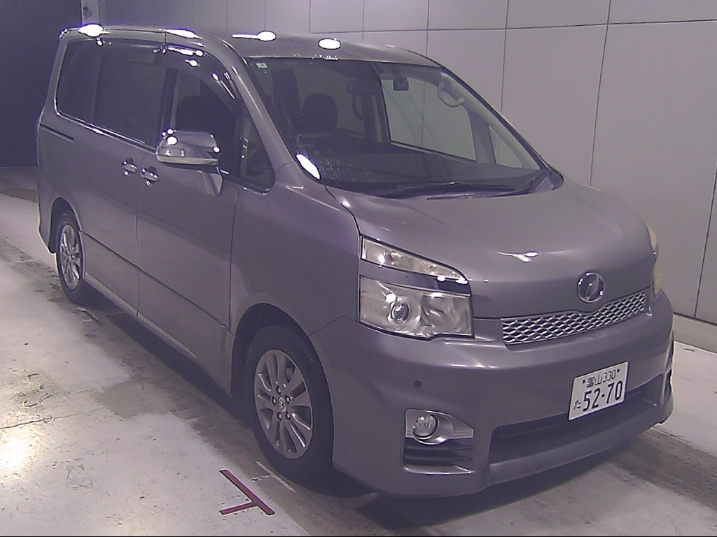 TOYOTA VOXY — фото