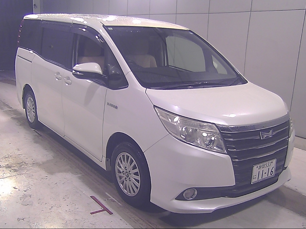 TOYOTA NOAH — фото
