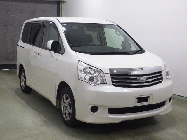 TOYOTA NOAH — фото