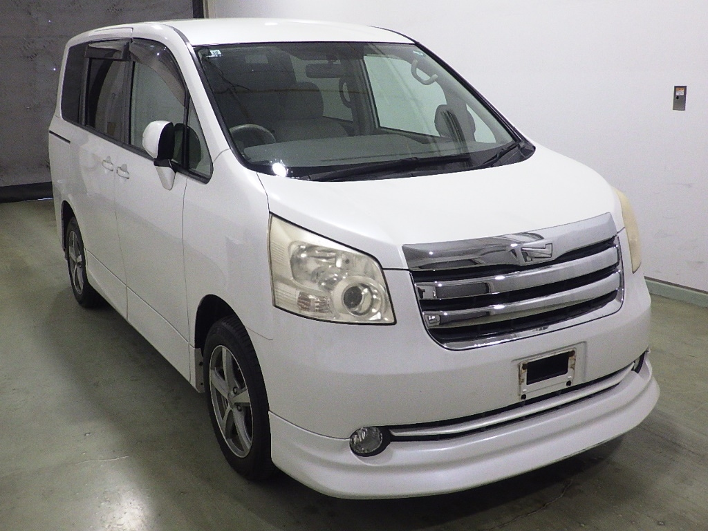 TOYOTA NOAH — фото