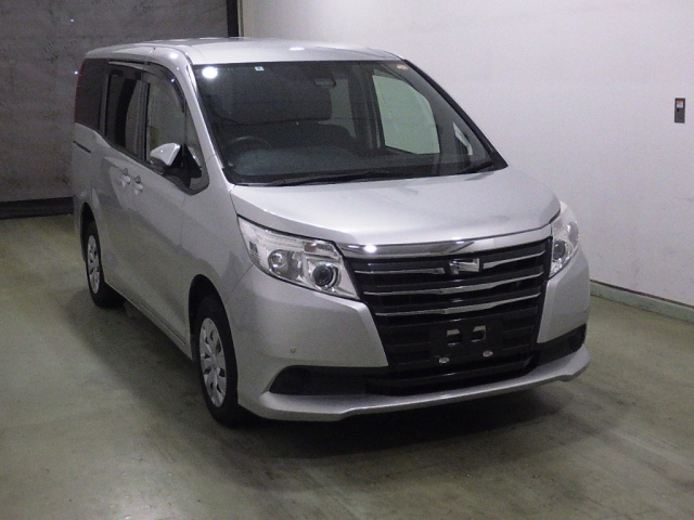TOYOTA NOAH — фото