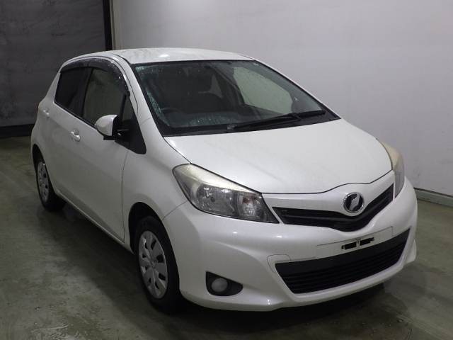 TOYOTA VITZ — фото