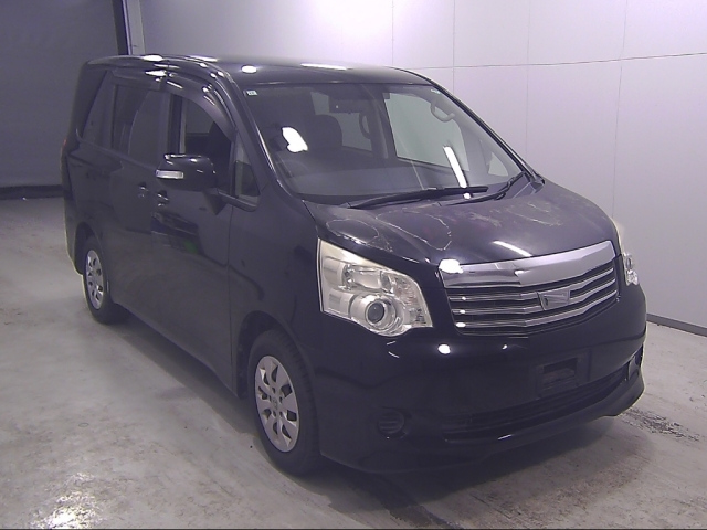 TOYOTA NOAH — фото