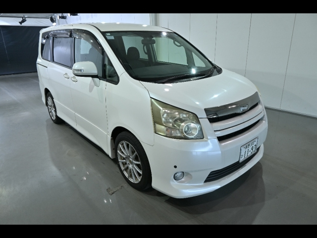 TOYOTA NOAH — фото