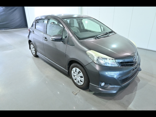 TOYOTA VITZ — фото