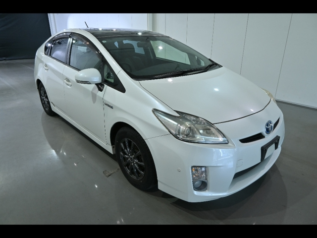 TOYOTA PRIUS — фото