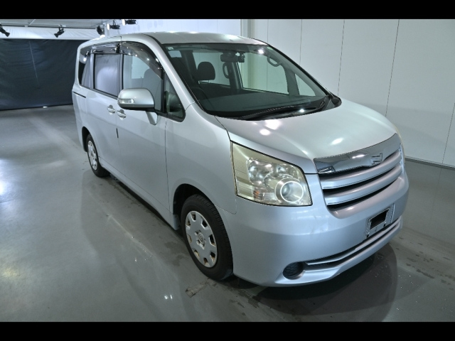 TOYOTA NOAH — фото