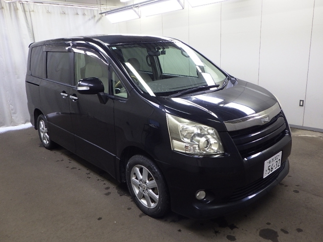 TOYOTA NOAH — фото