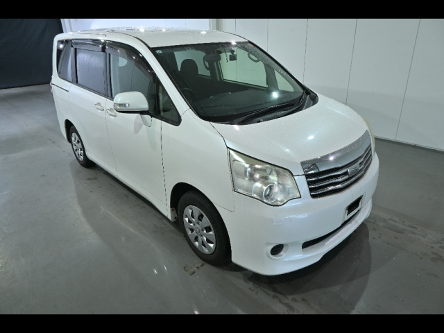 TOYOTA NOAH — фото