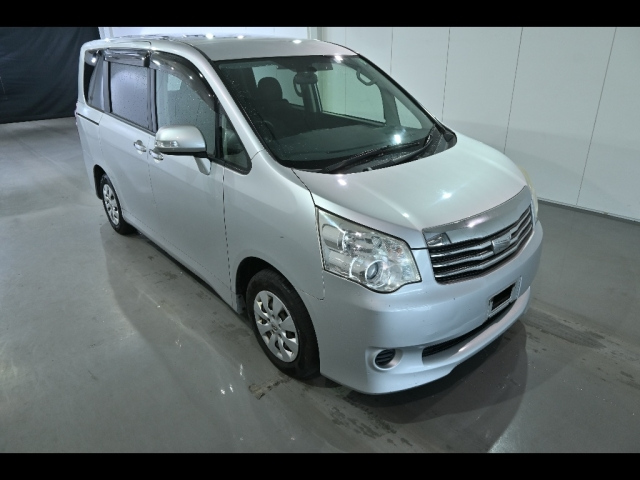 TOYOTA NOAH — фото