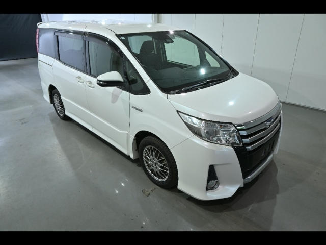 TOYOTA NOAH — фото