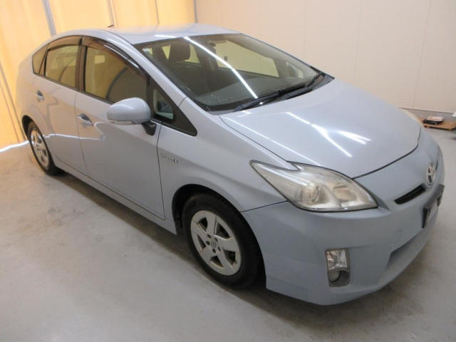 TOYOTA PRIUS — фото