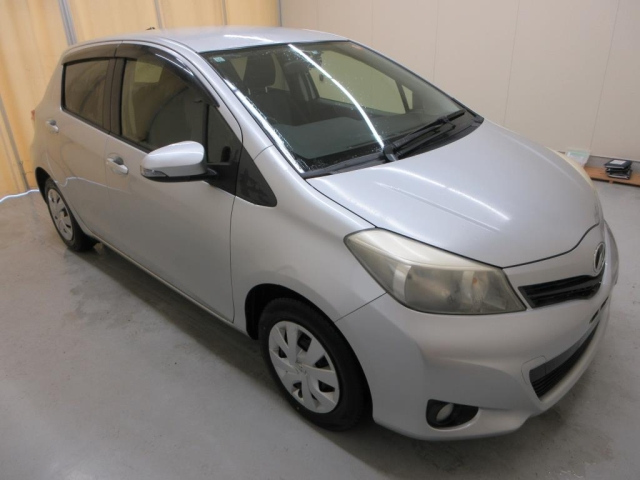 TOYOTA VITZ — фото