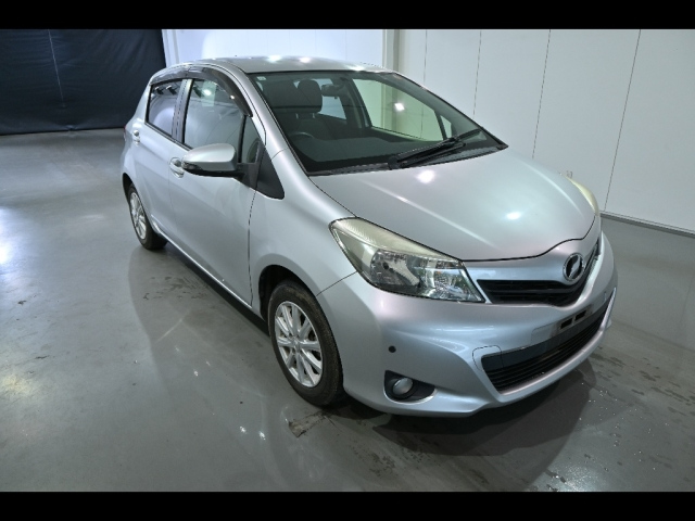 TOYOTA VITZ — фото