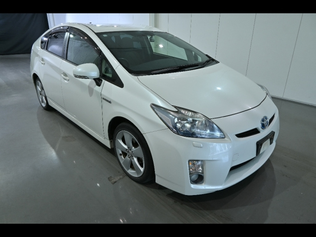 TOYOTA PRIUS — фото