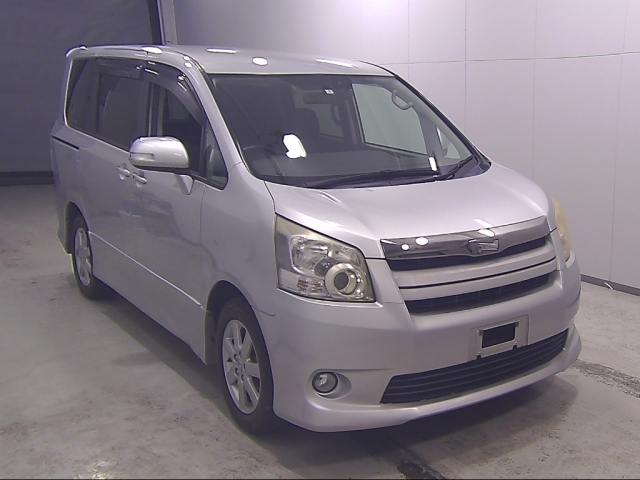 TOYOTA NOAH — фото