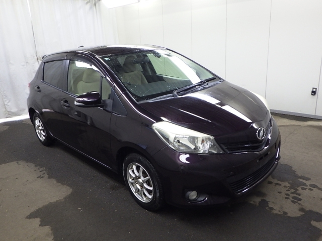 TOYOTA VITZ — фото