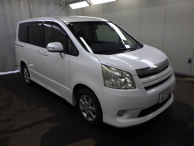 TOYOTA NOAH — фото