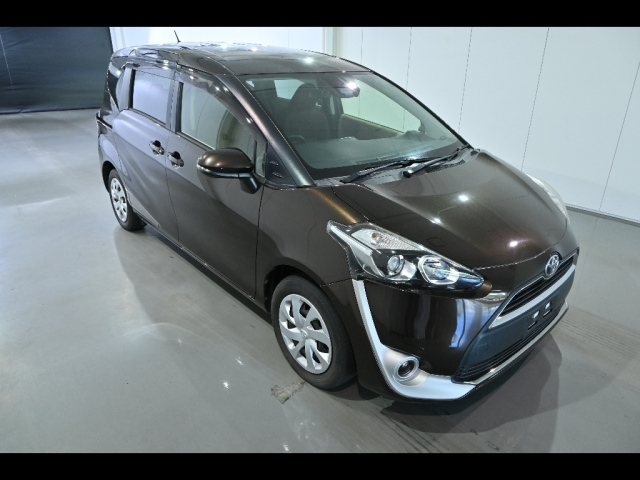 TOYOTA SIENTA — фото
