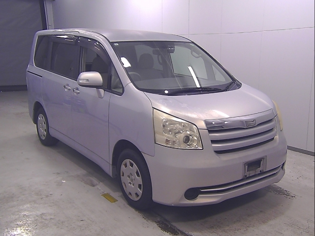 TOYOTA NOAH — фото