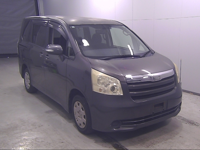 TOYOTA NOAH — фото