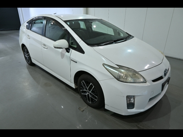 TOYOTA PRIUS — фото