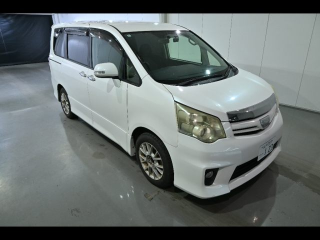 TOYOTA NOAH — фото