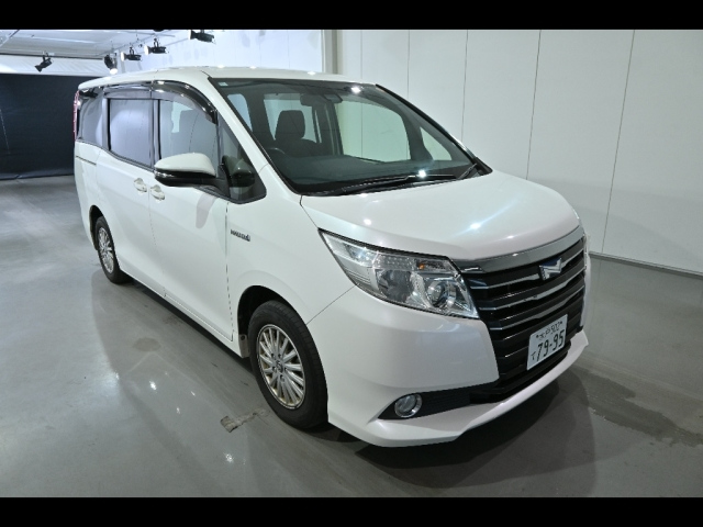 TOYOTA NOAH — фото