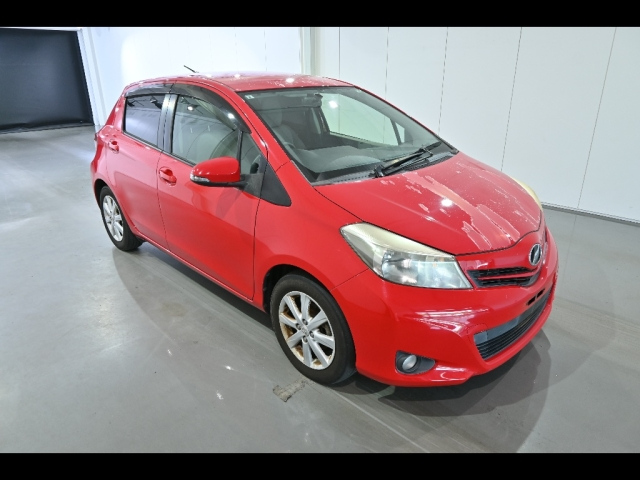 TOYOTA VITZ — фото