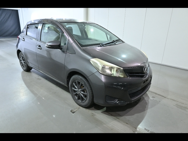 TOYOTA VITZ — фото