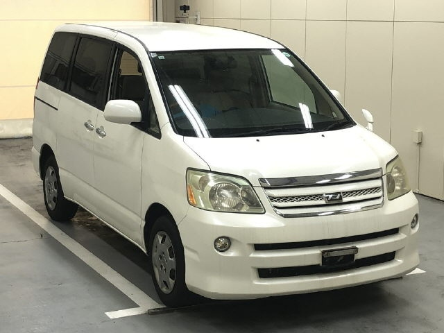 TOYOTA NOAH — фото