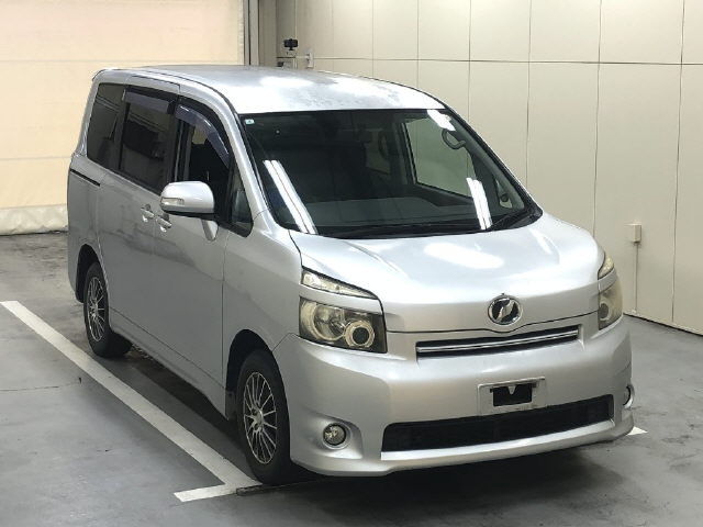 TOYOTA VOXY — фото