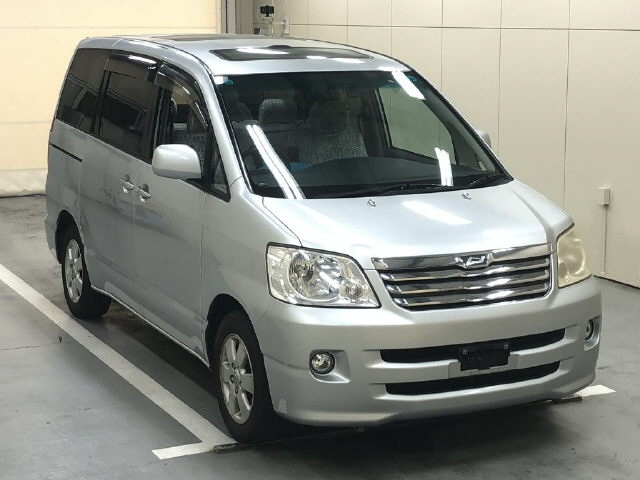 TOYOTA NOAH — фото