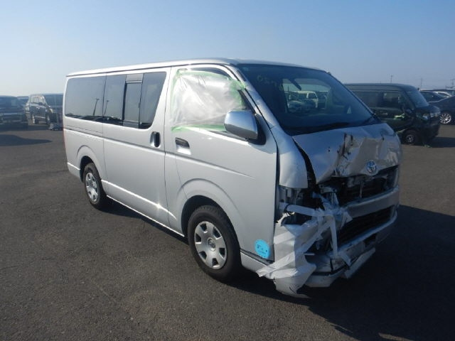 TOYOTA HIACE — фото
